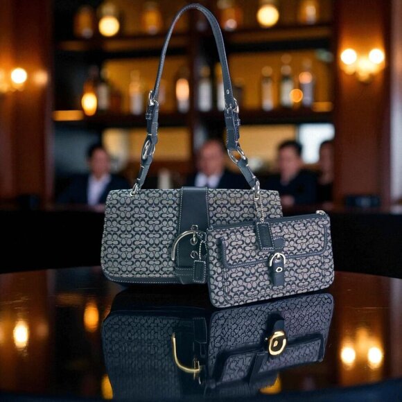 Vintage COACH Soho (Kelly) Shoulder bag in Signature Canvas with wristlet - Picture 6 of 12